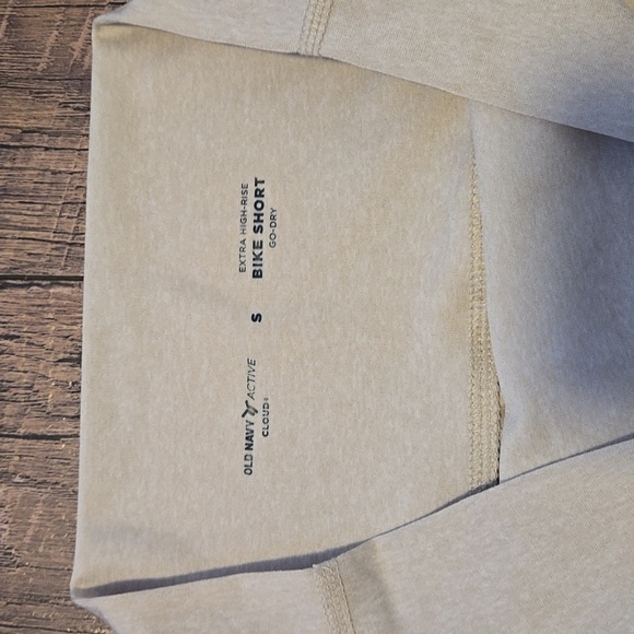 Old Navy Active Cloud+ Extra High Rise Bike Short Go Dry Size Small - Picture 2 of 2